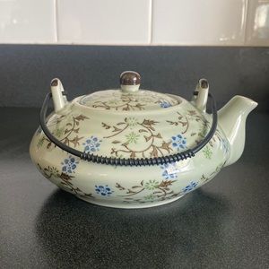 Pier 1 Tomoko Tea pot blue flowers/ ivory and green colors, wire handle
